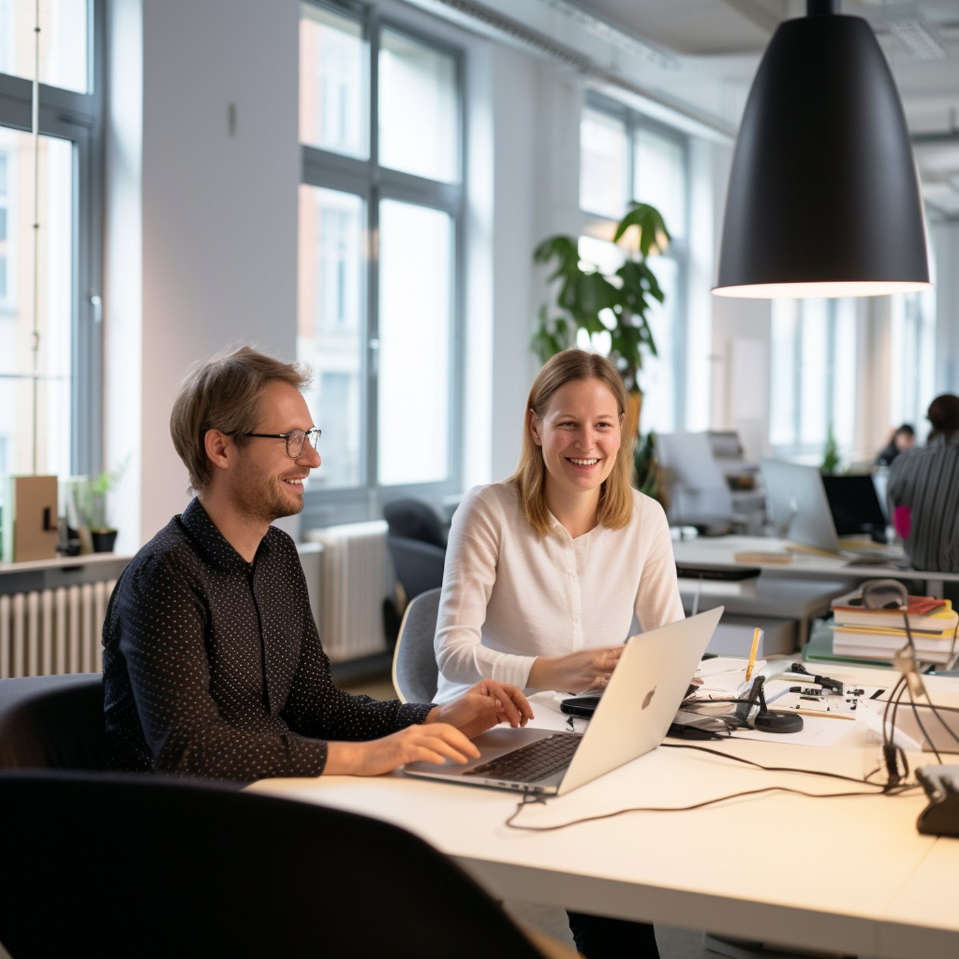 Persönliches Gespräch in einem hellen Büro
